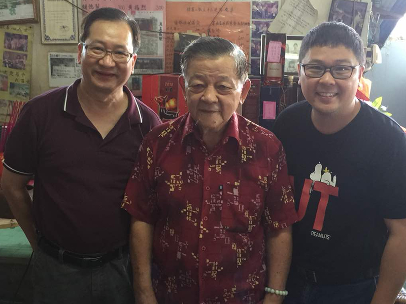 温勤毅堪舆师与父亲温锦堂师傅和中国客户合照 | 新山知名风水师 | Malaysia知名风水师 | JB 知名风水师