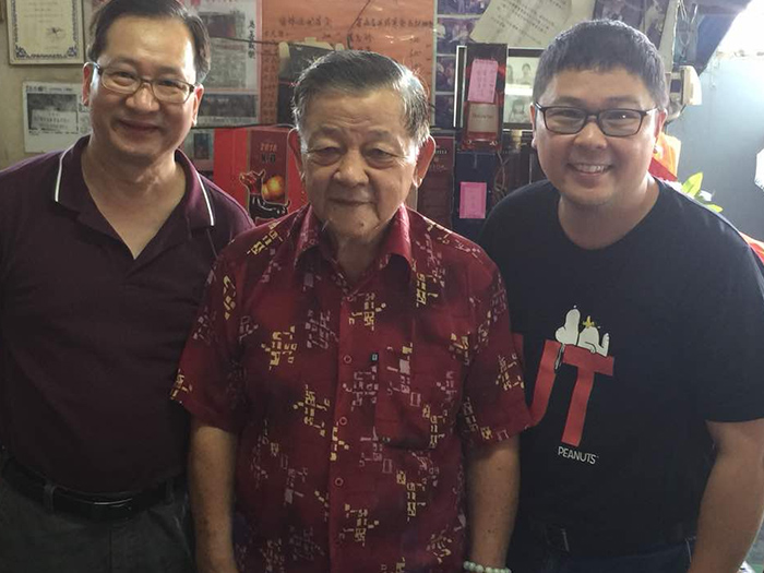 温勤毅堪舆师与父亲温锦堂师傅和中国客户合照 | 新山知名风水师 | Malaysia知名风水师 | JB 知名风水师