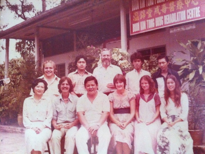 年轻时代的温锦堂师父与热爱风水的外国人合照 | 新山知名风水师 | Malaysia知名风水师 | JB 知名风水师
